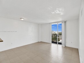 900 SW 8th St in Miami, FL - Building Photo - Building Photo