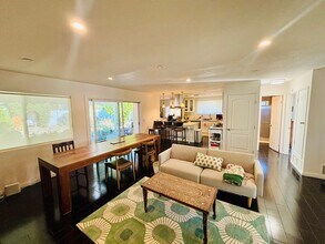 23813 Calvert St in Woodland Hills, CA - Building Photo - Building Photo