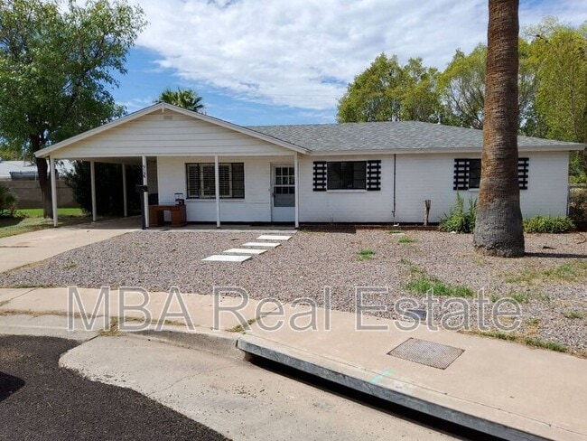 property at 915 W 17th Pl