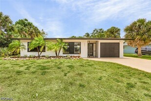 5251 Tower Dr in Cape Coral, FL - Building Photo