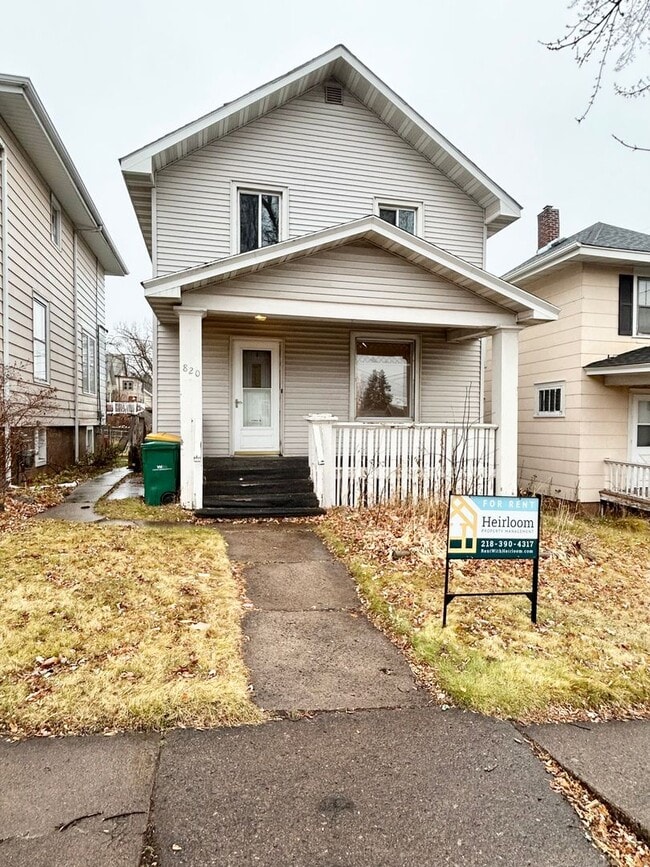 property at 820 N 9th Ave E