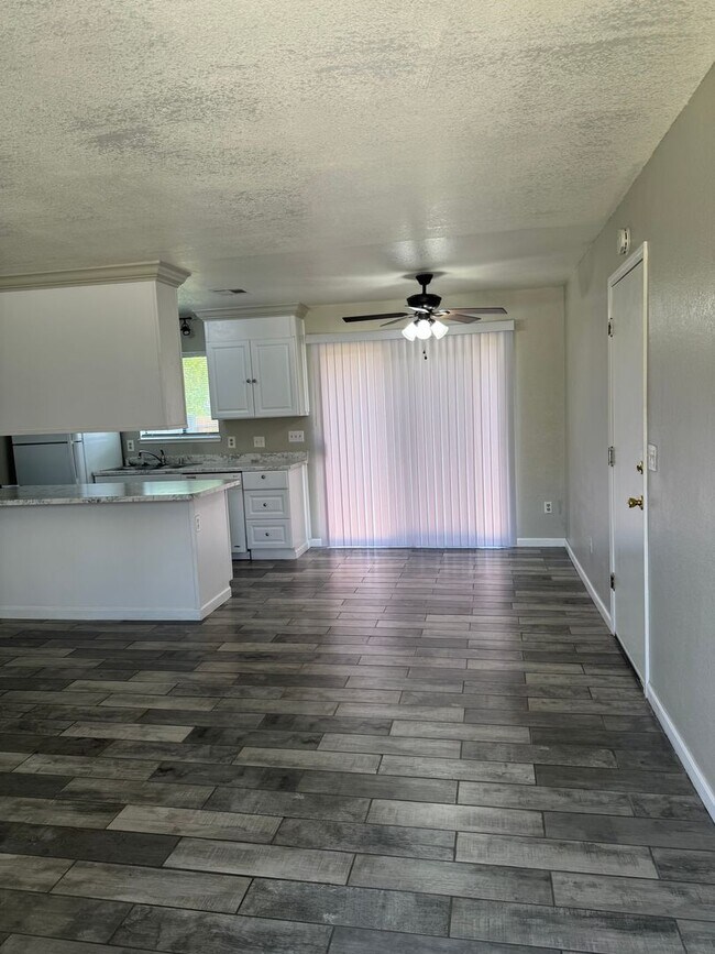 2556 Sabre Ct in Redding, CA - Building Photo - Building Photo