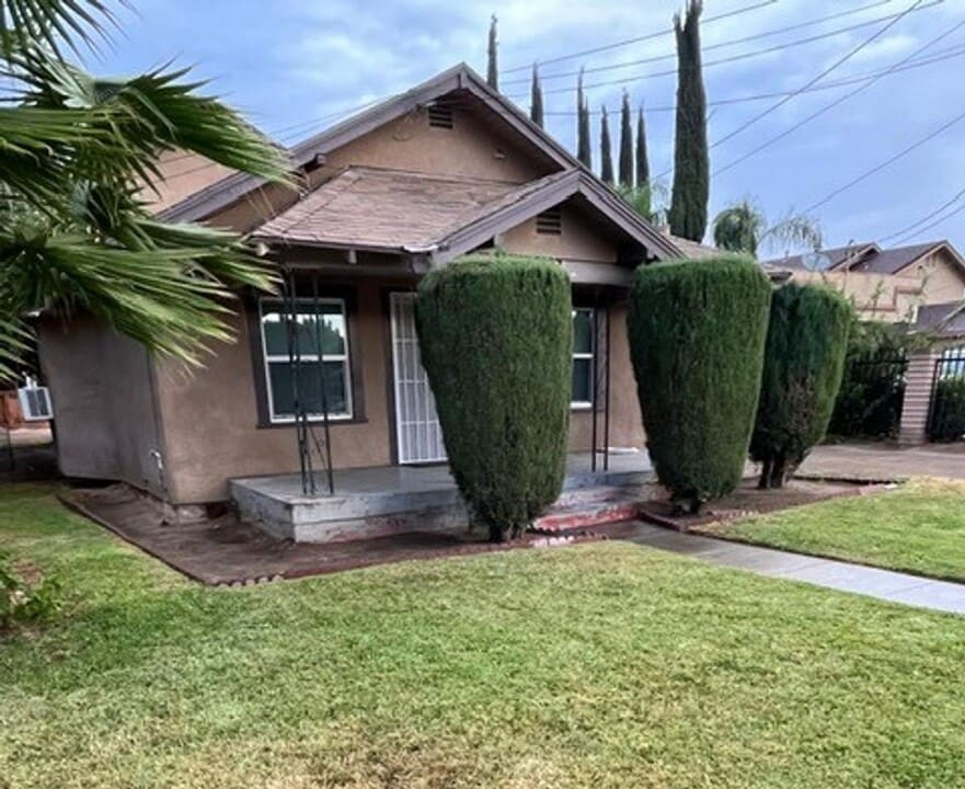 40553 Orosi Dr in Cutler, CA - Building Photo