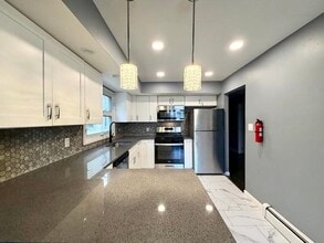 182 W 32nd St in Bayonne, NJ - Foto de edificio - Building Photo