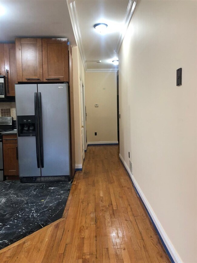 41 Van Reypen St-Unit -1L in Jersey City, NJ - Building Photo - Building Photo