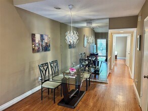 1962 Augusta Dr in Houston, TX - Building Photo - Building Photo