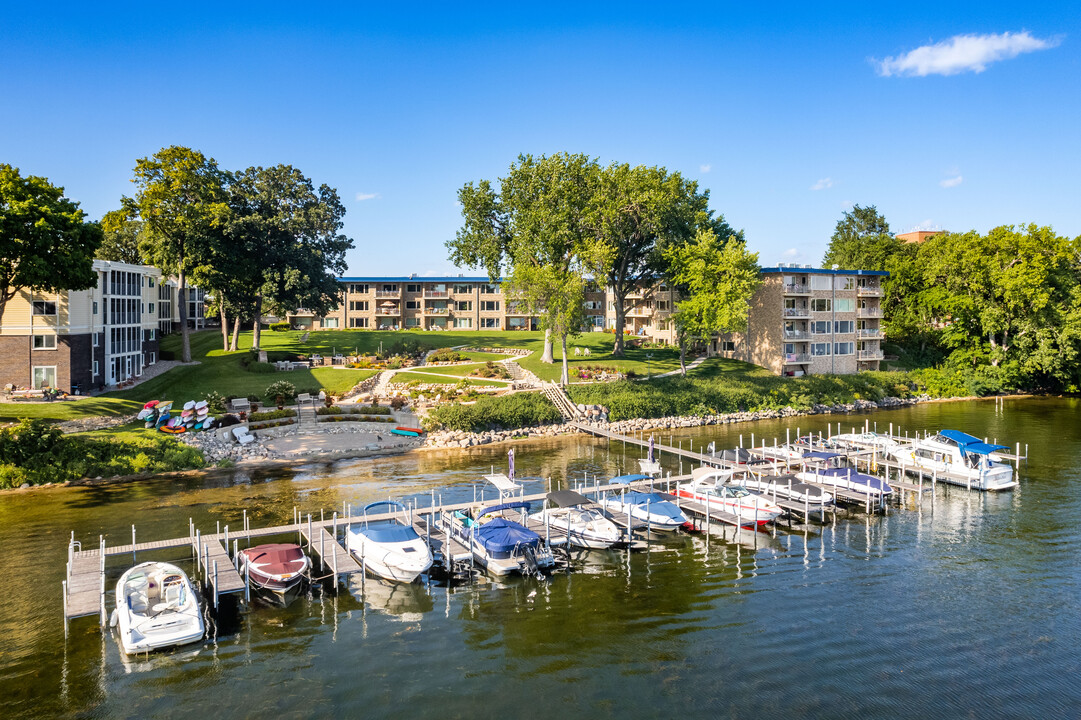 Minnetonka Edgewater in Spring Park, MN - Building Photo