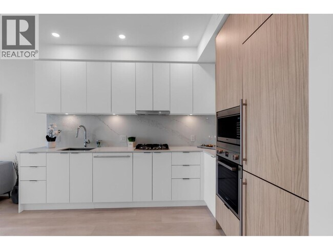 537 Cottonwood Ave in Coquitlam, BC - Building Photo - Building Photo