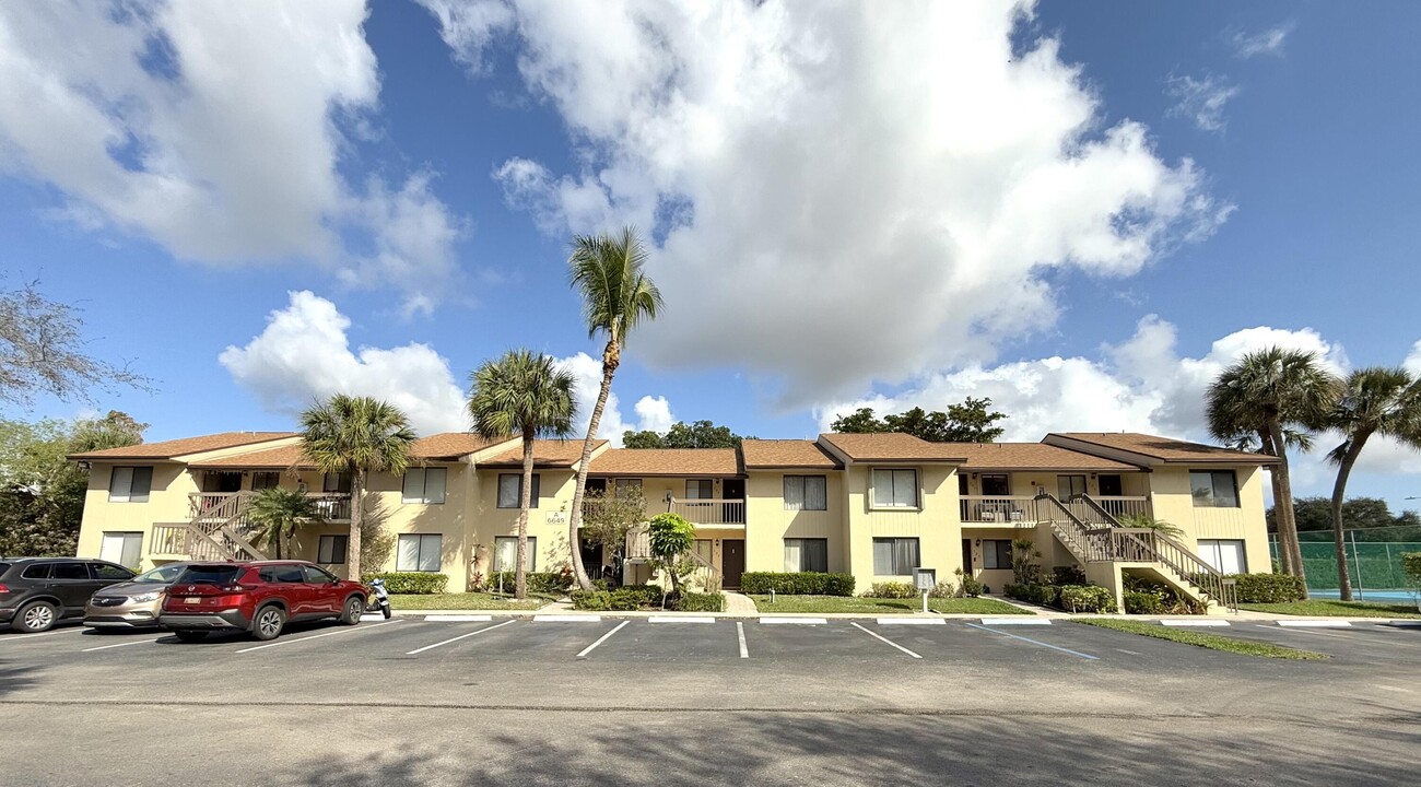 6649 Somerset Dr in Boca Raton, FL - Building Photo