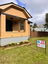 590 Johnson Ave in Coos Bay, OR - Building Photo - Building Photo