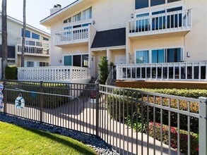 16276 Pacific Cir, Unit G5 in Huntington Beach, CA - Building Photo - Building Photo
