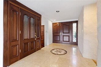 3713 Dellvale Pl, Unit 504 in Los Angeles, CA - Building Photo - Building Photo