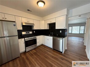 123 Aspen Dr in New Brunswick, NJ - Building Photo - Building Photo