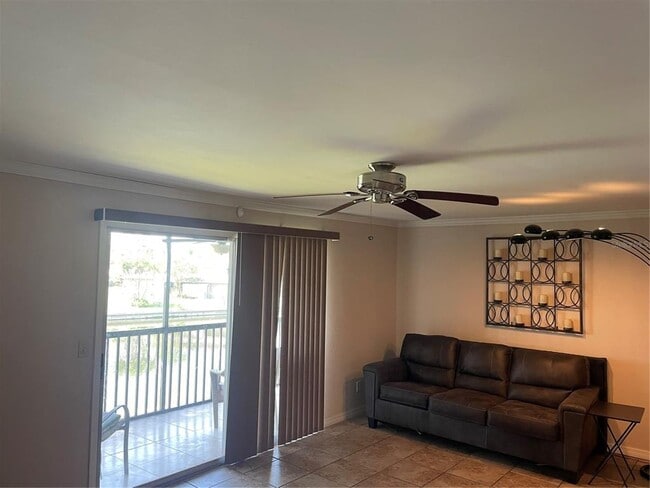 6315 Newtown Cir in Tampa, FL - Building Photo - Building Photo