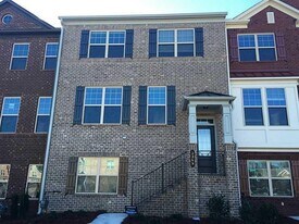 3369 N Twin Alley in Alpharetta, GA - Building Photo