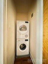 STUNNING 4 BEDROOM IN BRIGHT APARTMENT! in Brooklyn, NY - Foto de edificio - Building Photo