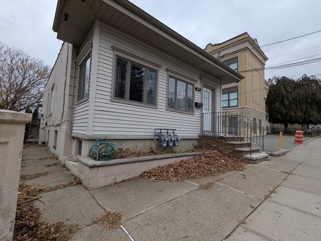 213 Lincoln Pl, Unit 3 in Garfield, NJ - Building Photo - Building Photo
