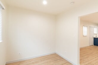 1208 Daisy Ave, Unit 09 in Long Beach, CA - Foto de edificio - Building Photo