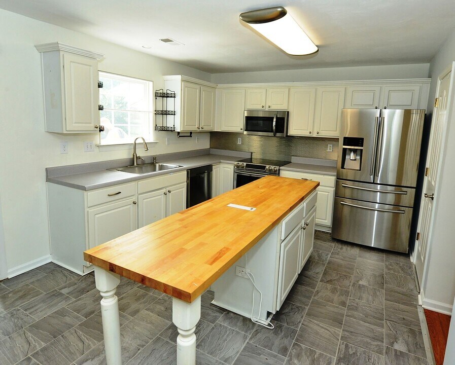 4221 White Heron Point in Portsmouth, VA - Building Photo