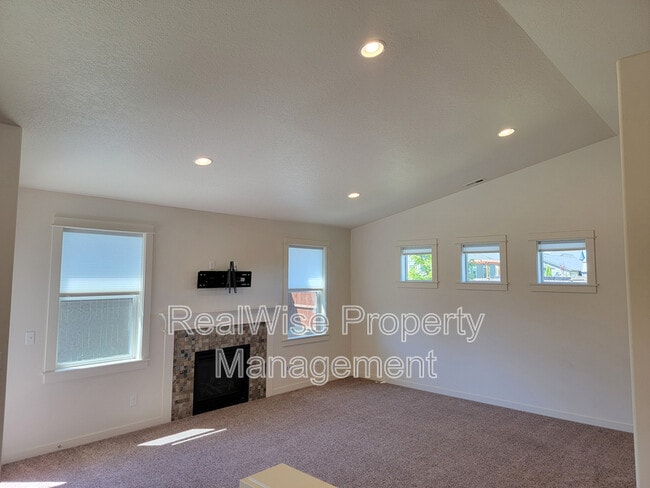 2482 NW Glen Oak Ave in Redmond, OR - Building Photo - Building Photo
