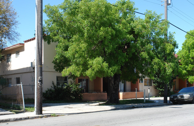 Apartamentos Camila in Miami, FL - Building Photo - Building Photo