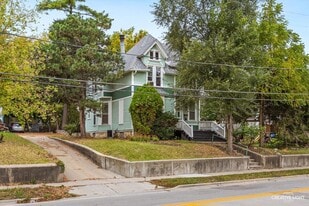 674 St Charles St in Elgin, IL - Building Photo