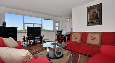 1294 Islington Ave in Toronto, ON - Building Photo - Building Photo