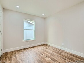 839 Oasis St, Unit 1 in New Braunfels, TX - Building Photo - Building Photo