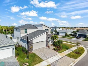 10638 Hensley St in Port St. Lucie, FL - Foto de edificio - Building Photo