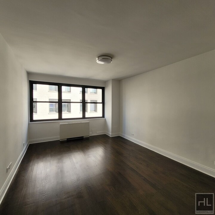 5 AVENUE in New York, NY - Building Photo