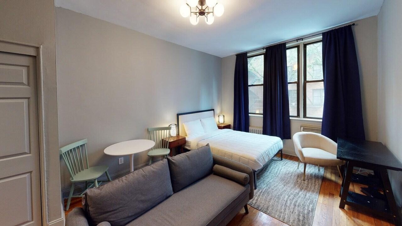 334 E 90th St in New York, NY - Building Photo