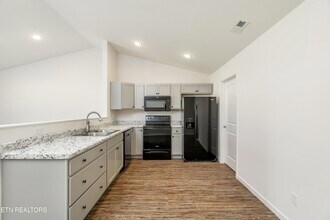 7357 Grn Ests Wy, Unit 21 in Knoxville, TN - Building Photo - Building Photo