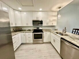 6300 Royal Woods Dr in Ft. Myers, FL - Building Photo