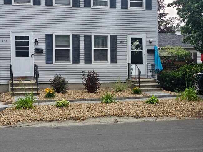 978 Cilley Rd, Unit Cilley Rd - 2nd Floor in Manchester, NH - Building Photo - Building Photo