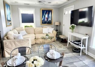 166 Quincy Shore Dr in Quincy, MA - Building Photo - Building Photo