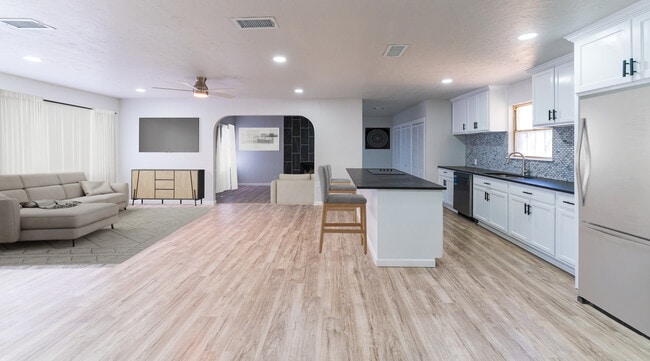 2102 Custer Ave