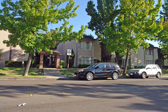 Buckingham Place Apartmemts in Stockton, CA - Building Photo - Building Photo