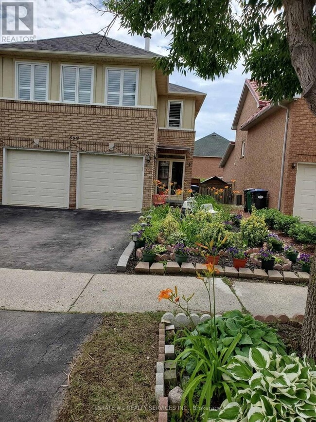 property at 552 Ravenstone Ct