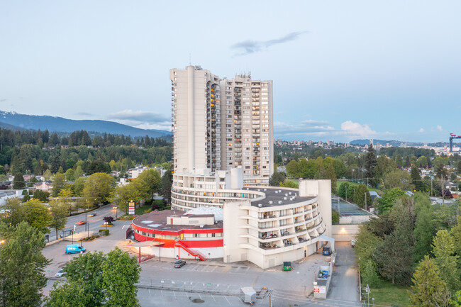 International Plaza Apartments in North Vancouver, BC - Building Photo - Building Photo