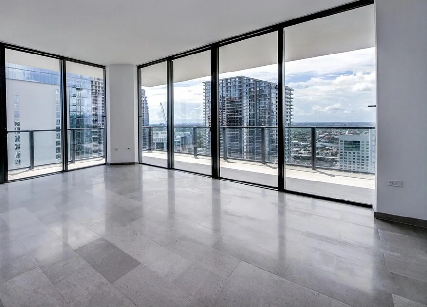 68 SE 6th St, Unit 3302 in Miami, FL - Building Photo