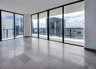 68 SE 6th St, Unit 3302 in Miami, FL - Building Photo - Building Photo