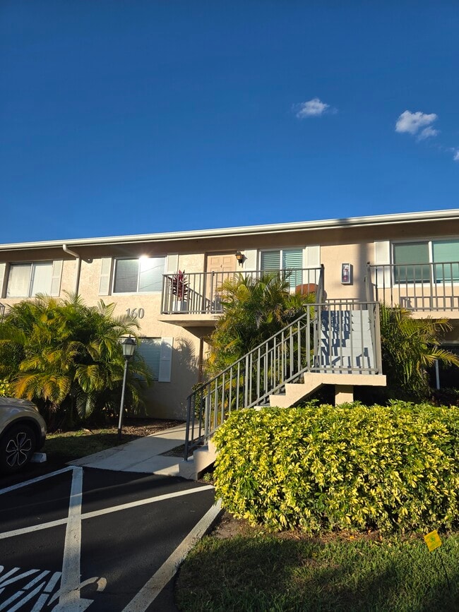 160 Palm Dr, Unit 4 in Naples, FL - Foto de edificio - Building Photo
