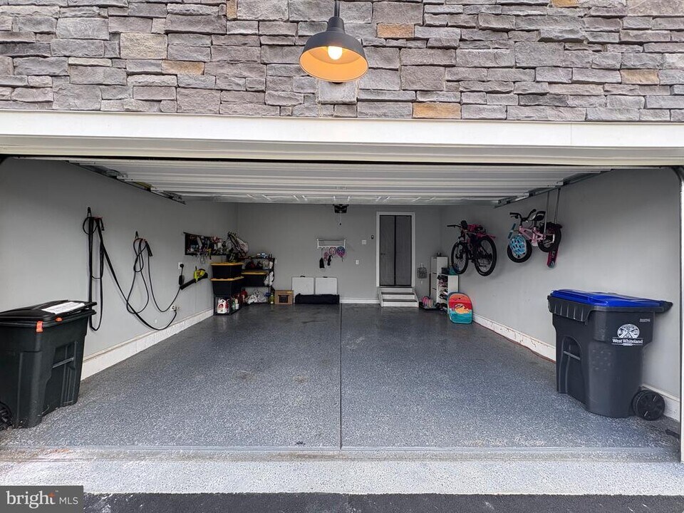 11 Lochiel Ln in Exton, PA - Building Photo