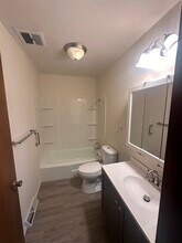611 Denver St, Unit A in Lincoln, IL - Foto de edificio - Building Photo