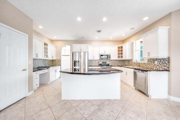 2324 Simonson Dr in Wellington, FL - Building Photo