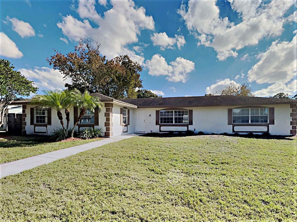 205 Rembrandt Dr in Brandon, FL - Building Photo