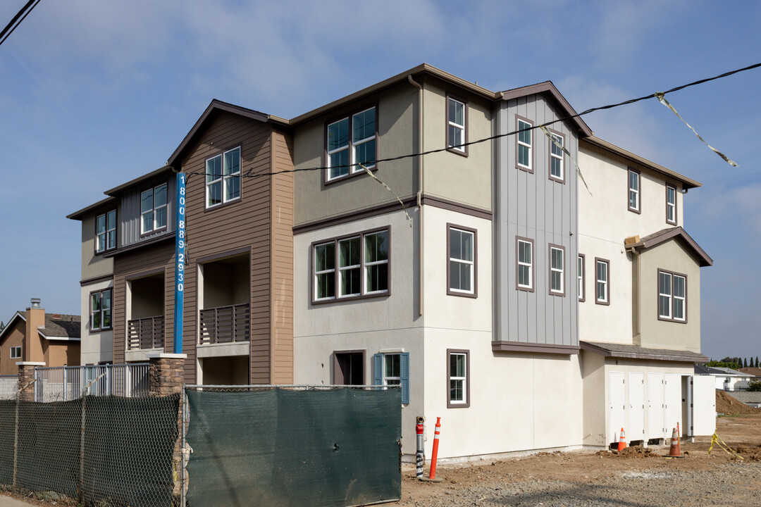 Upton Townhomes in Carson, CA - Building Photo