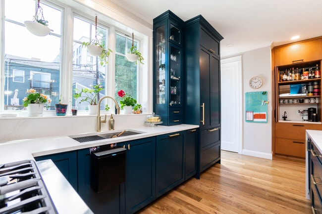 452 W 4th St, Unit 452