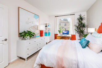 Woodbury Square Apartment Homes in Irvine, CA - Foto de edificio - Building Photo