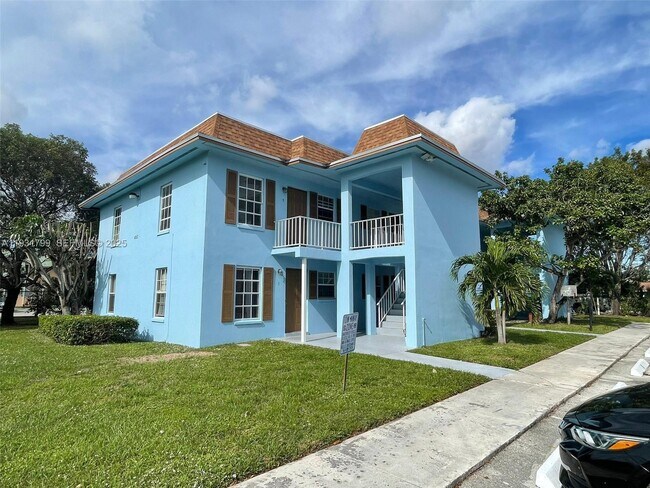 4951 Wedgewood Way in West Palm Beach, FL - Foto de edificio - Building Photo